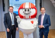 Bundesminister Totschnig, KFV-Sicherheits-Maskottchen HELMI und KFV-Direktor Schimanofsky bei der Pressekonferenz.